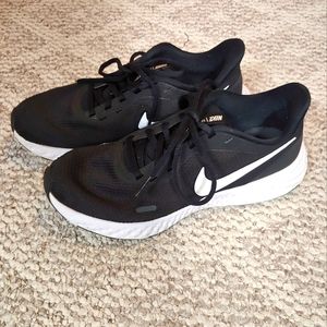 Nike Womens Revolution